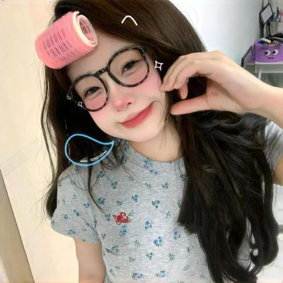 坐在酒吧里吃蛋糕